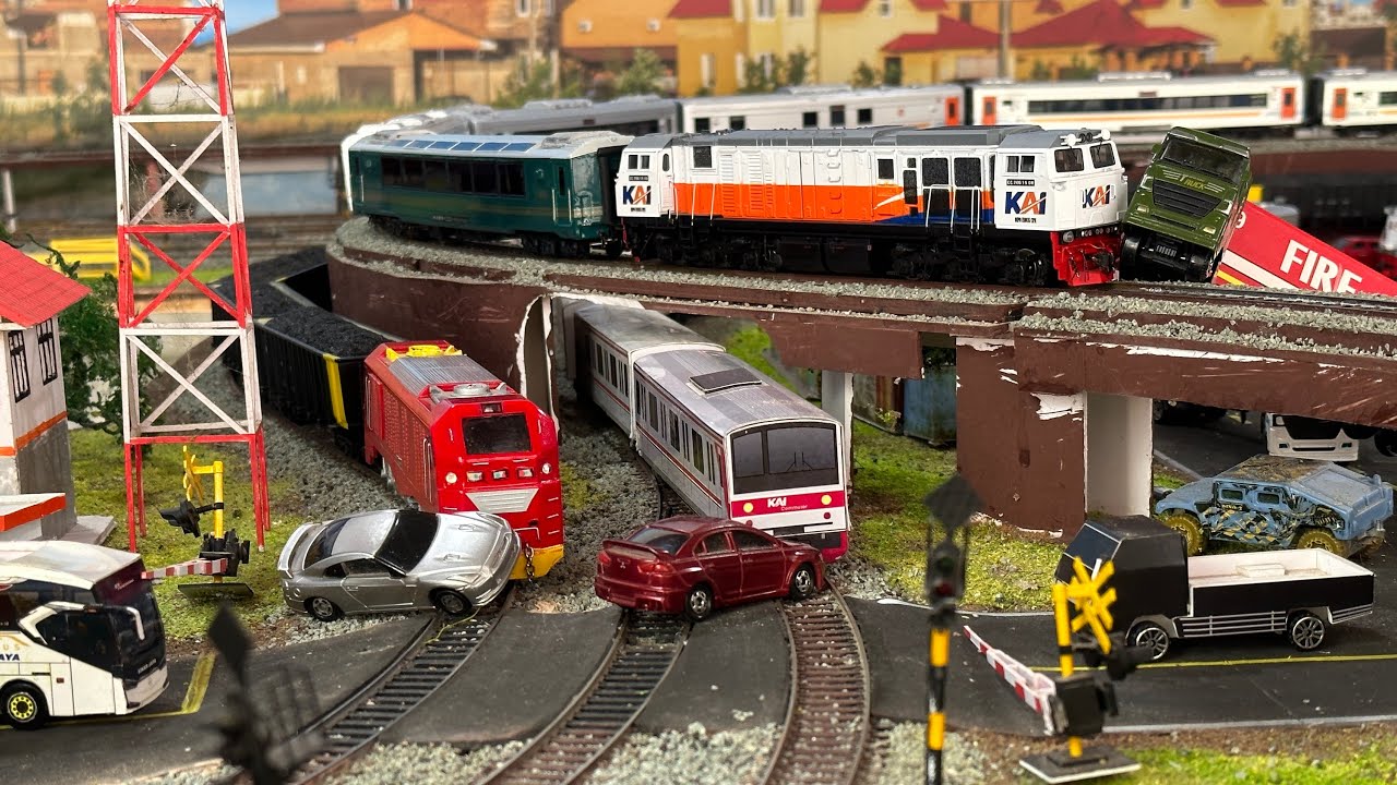 Kereta api CC206 gerbong panoramic,CC300 gerbong batu bara & kereta KRL menabrak mobil sedan & truk