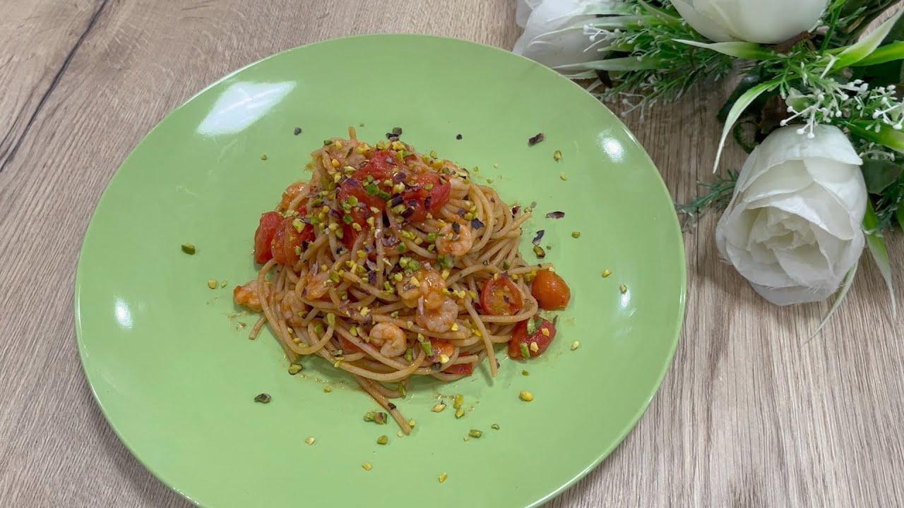 spaghetti con pomodorini gamberetti e granella di pistacchio... DELIZIOSI!