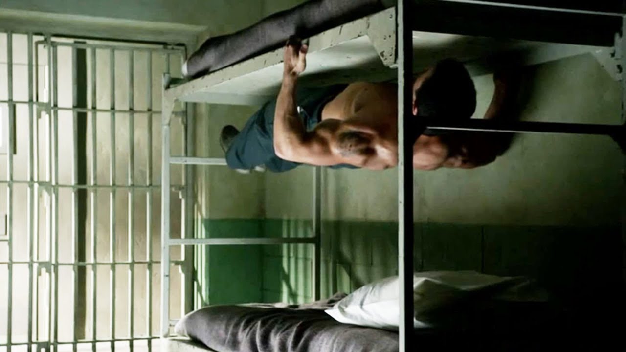 مسجون بيقعد تلت سنين يعمل تمرينات  قاسيه جدا ومتعلق عالسرير ومحدش عارف السبب