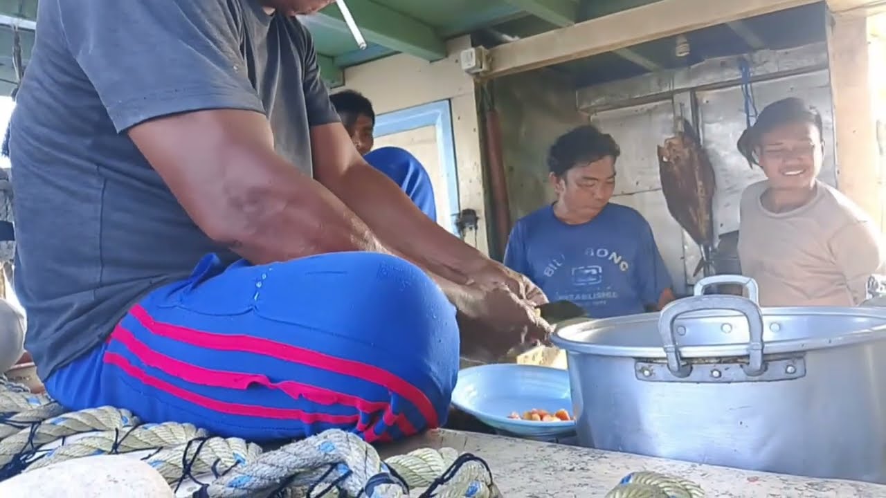 MEMASAK MAKANAN SORE UNTUK PARA AWAK KAPAL #kapaljaring #nelayan