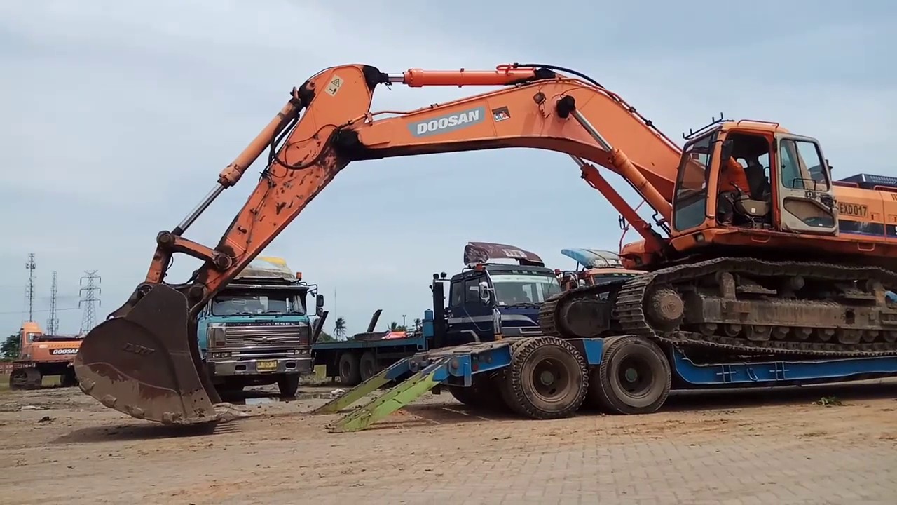 Unloading excavator doosan s500 lcv 50 ton class