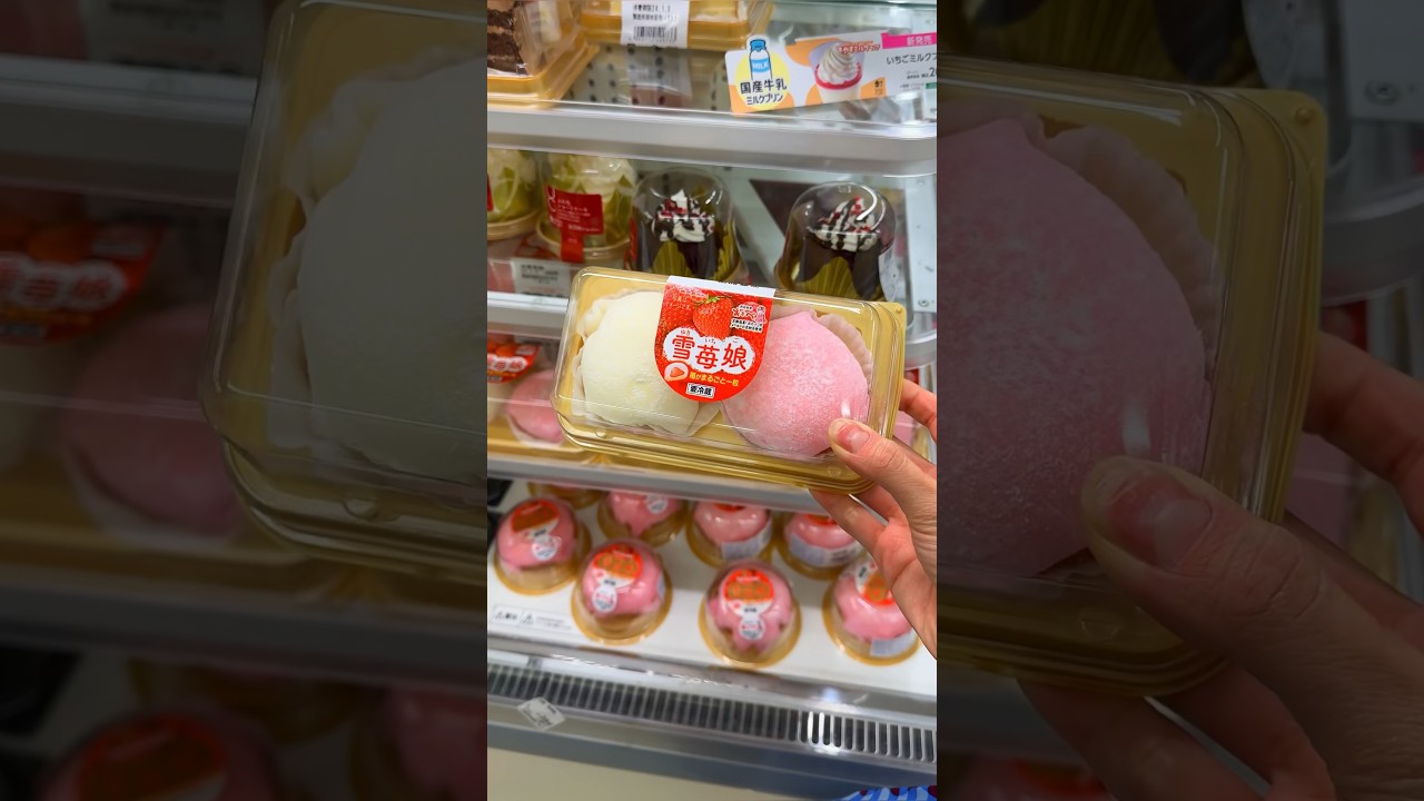 MUST TRY Strawberry Daifuku at a Japanese Convenience Store - Japanese Dessert 🍓 