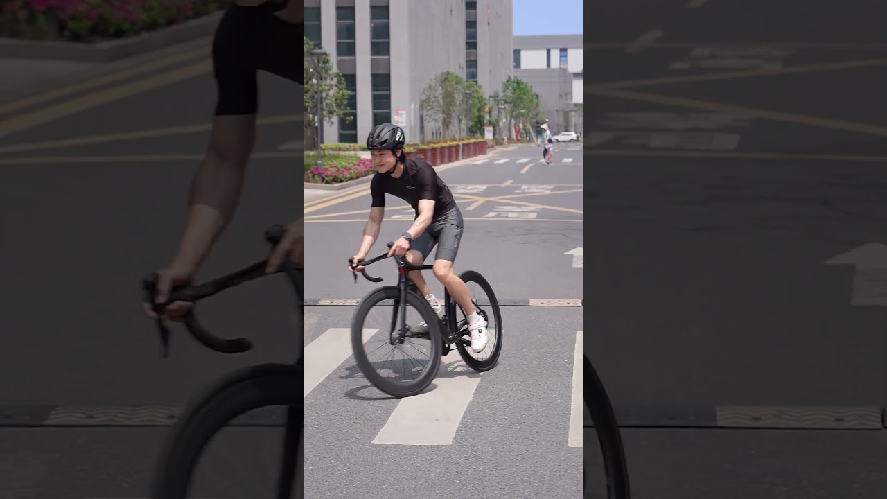 THE DIFFERENCE BETWEEN A SKILLED AND AN ORDINARY PERSON CROSSING A SPEED BUMP #bike #ebike #bicycle