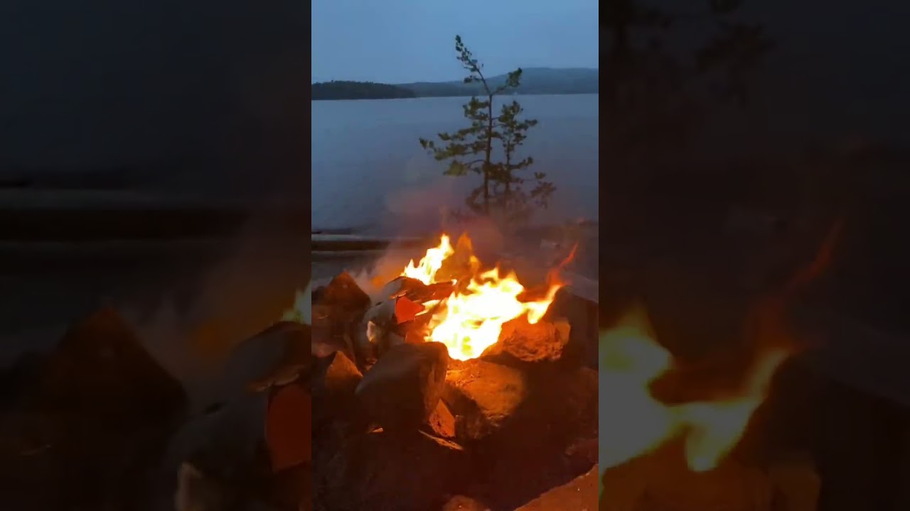 Треск огня на берегу озера 