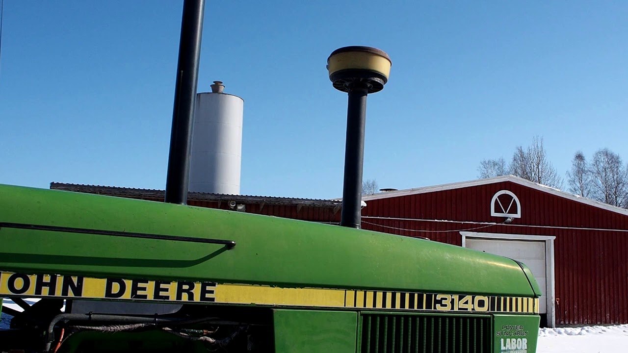 John Deere 3140