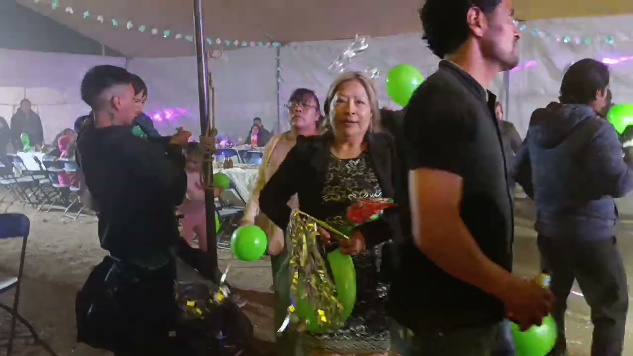 UN POCO DE COTORREO CON LA QUINCEAÑERA ALOIS CON TODA SU FAMILIA E INVITADOS