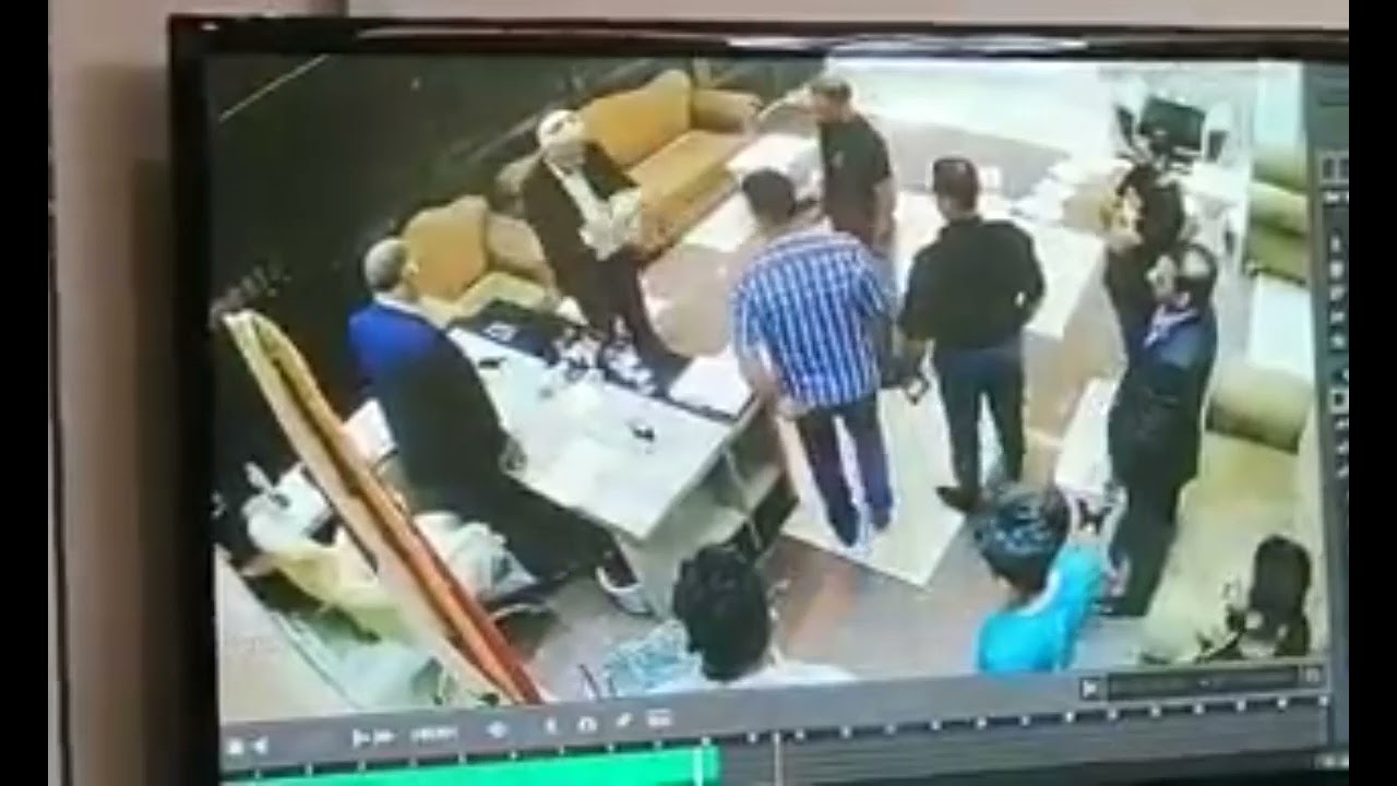 اعتداء معاون مدير عام تربية البصرة حسام ابو الهيل على مكتب المدير بسبب عدم منحه وكالة السفر لبغداد