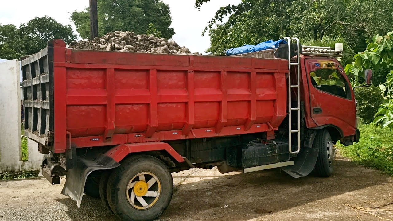 Dump Truk Pasir.Mobil Truk Toyota Dyna Pengangkut Pasir Batu Bongkar Muatan,Nyaris Gagal Jomplang.