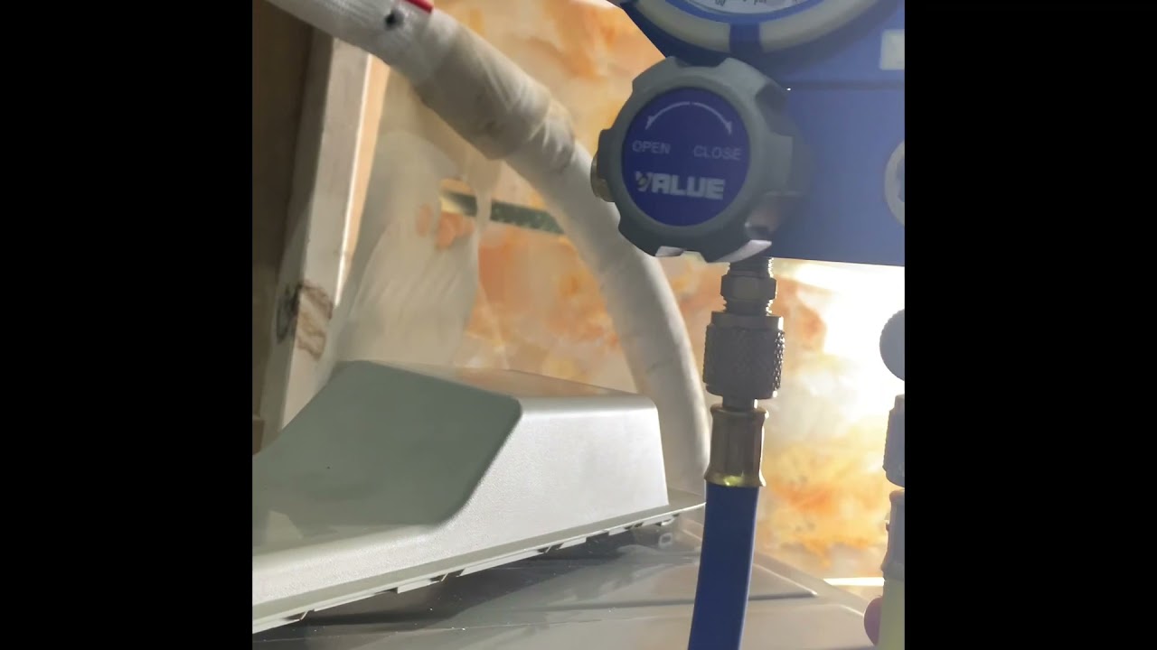 Daikin 1.5hp. Hút chân không và nạp gas R32