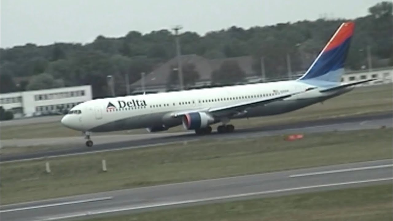 Delta Airlines Boeing 767-300ER takes off from Berlin-Tegel #delta #767 #planespotting 