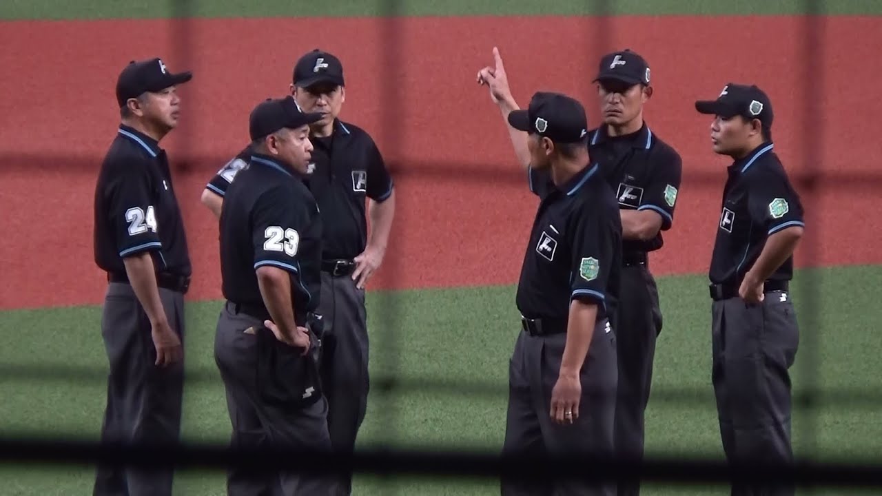 今シリーズ2度目のグラウンドルール適用（京セラドーム大阪の天井直撃）により、審判団協議⇒場内放送で説明する責任審判の川口亘太クルーチーフ（右翼線審）【日本シリーズ2023 第６戦 オリックスvs阪神】