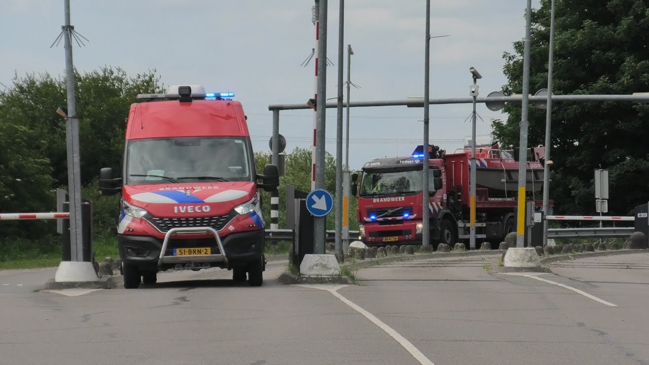 [Zeer grote WO] 4 Personen raken te water na omgeslagen kano! - hulpdiensten met spoed in Oostzaan