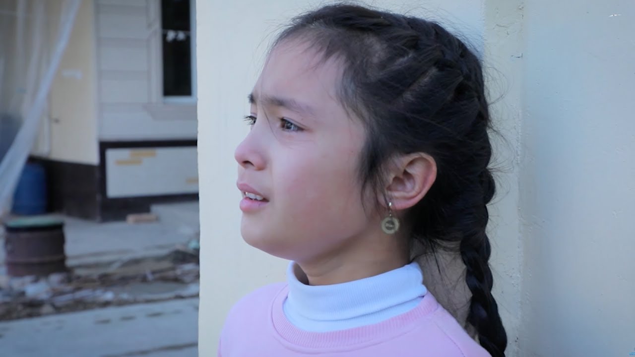 💔 Онам ва дадам бутун уй ишини менга юклаб қўйган... мен ҳали боламанку... | Umr so‘qmoqlari