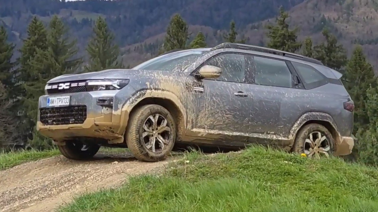 NEW Dacia Bigster 4x4 (e4WD) &ndash; real MUD TEST