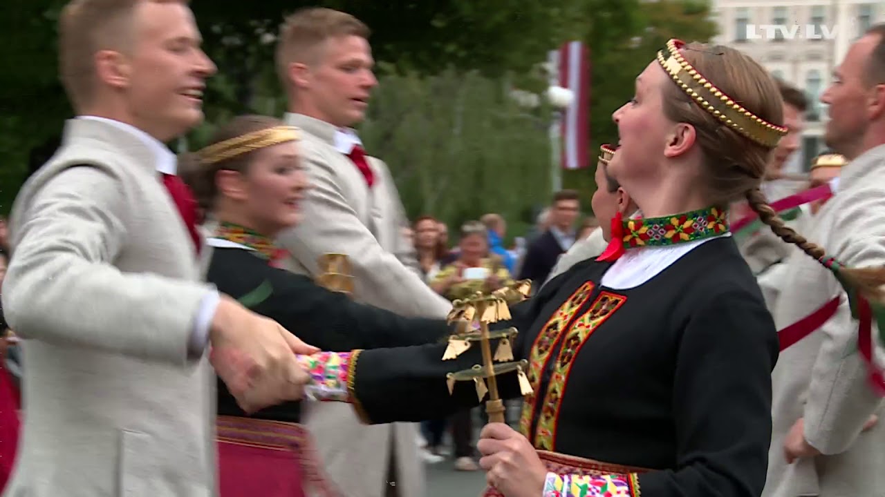 Dejas priek&scaron;nesums. Akčups