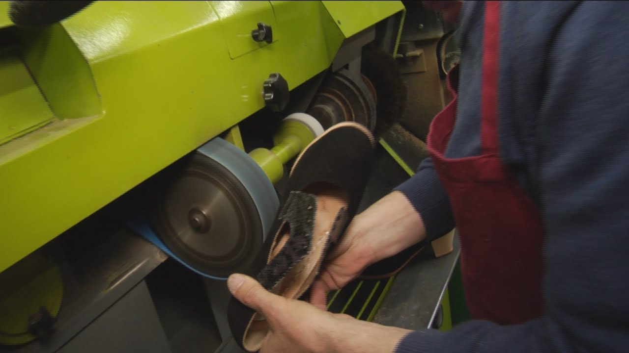Así fabrican los tradicionales zapatos de flamenco en Vallecas