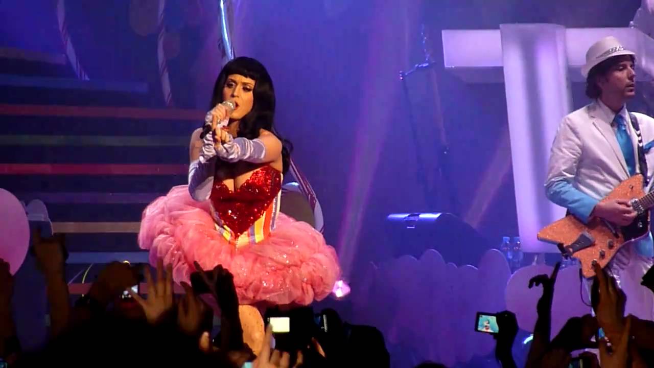 Katy Perry - Hummingbird Heartbeat - Manchester O2 Apollo - 21st March 2011