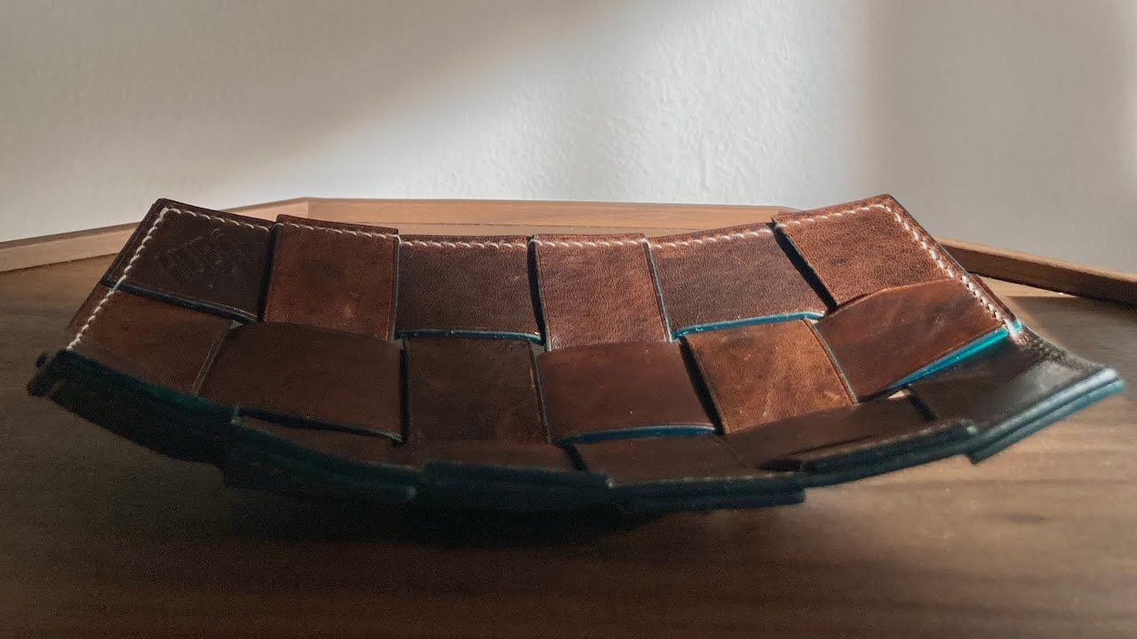 Making handmade vide-poche in Saffiano and pull-up leathers