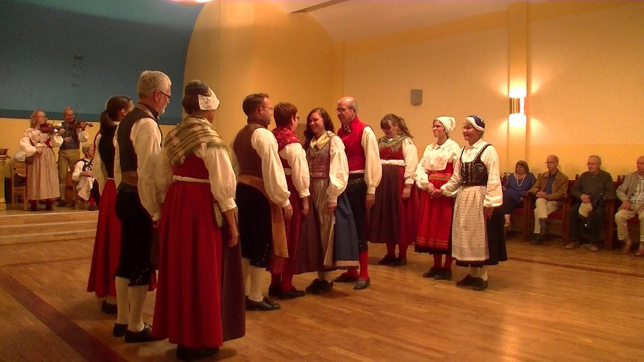 Tensta Folkdanslag dansar Schottiskadrilj på Drabanten i Uppsala den 14/9 2013