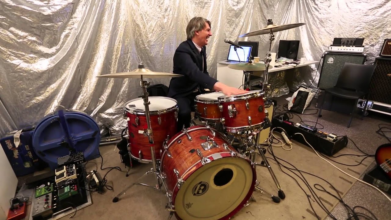 Mario Goossens van Triggerfinger over zijn drumkit (Musicmaker)
