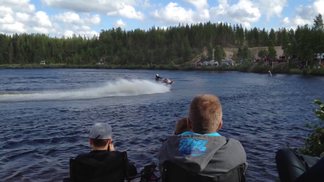 Sn&oslash;scooter cross p&aring; vann