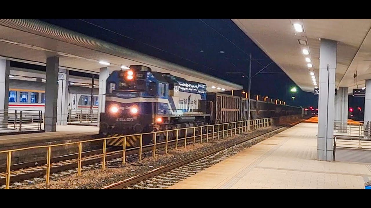 Croatian EMD GT22HW-2 in notch 8 thundering through Vinkovci with freight train (including Flirt 4)