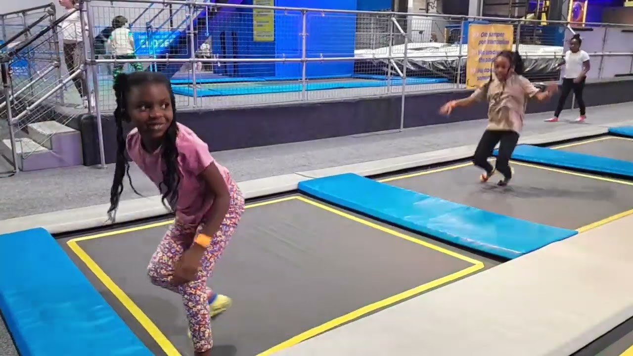 Weekly Vlog | Come with us to London's Oxygen Jumping Croydon | family jump experience + great tips