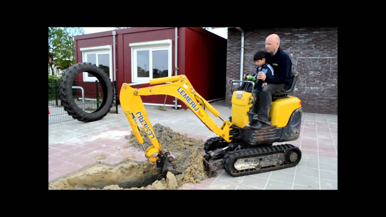 800kg graafmachine van Lemerij Verhuur bij basisschool de Vonder Borne