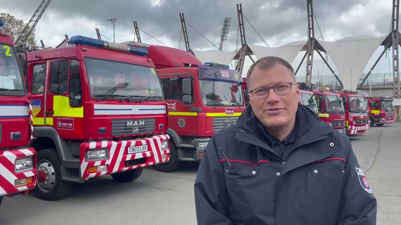 Hilfskonvoi britischer Feuerwehren passiert Erfurt