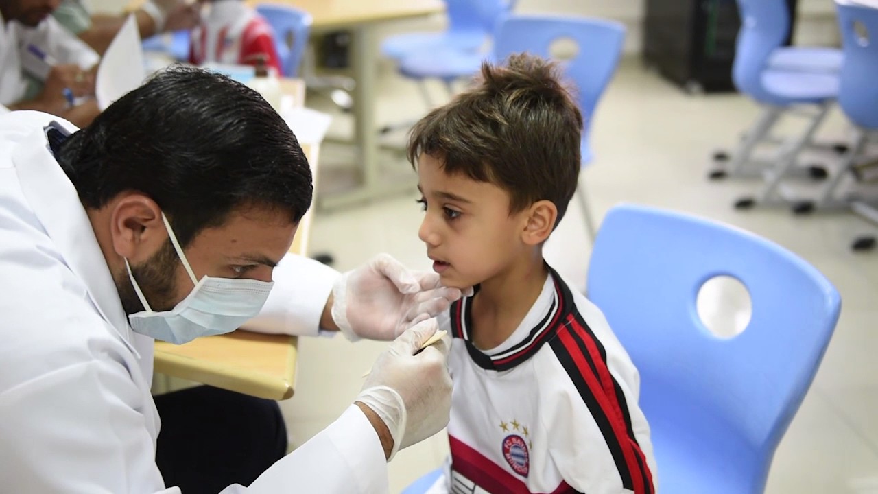 فحص اسنان طلاب مدرسة الامير سعود بن جلوي