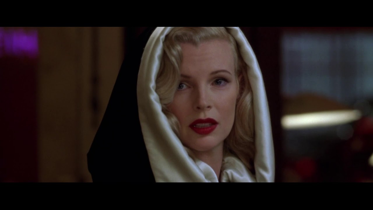 Lynn (Divine Kim Basinger) meets Bud (Russell Crowe) for the first time