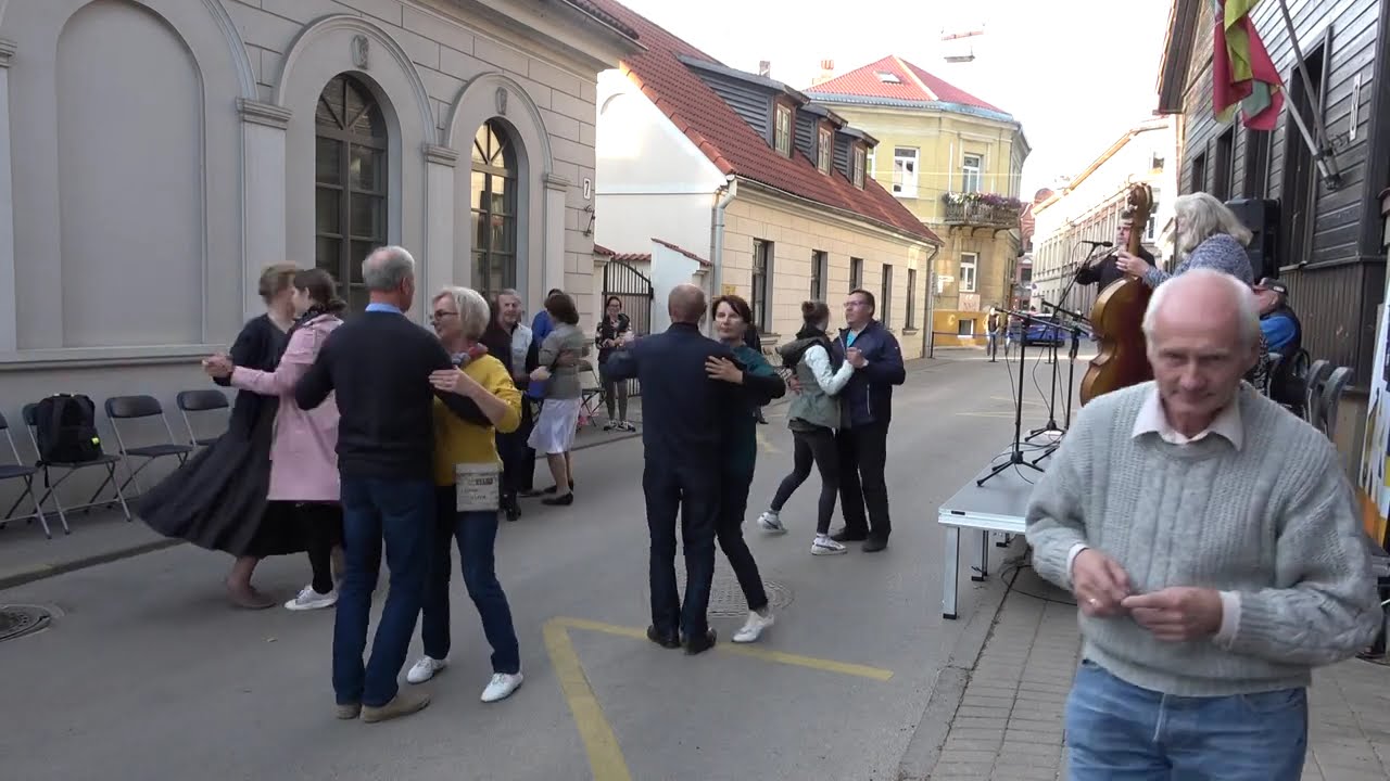 Obelytė. Tautos šokiai Zamenhofo gatvėje. Raudondvario folkloro ansamblis PILIAROŽĖ. 2021 09 06