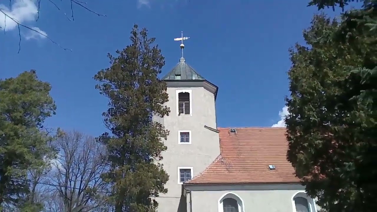 ev. Friedhofskirche in Gro&szlig;hartau (BZ) l&auml;utet mittags