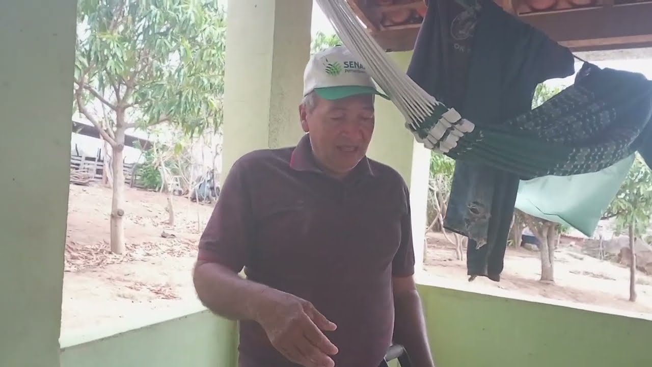 Mostrando o barreiro feito e aonde eu criava galinha e traçando ração para os porcos