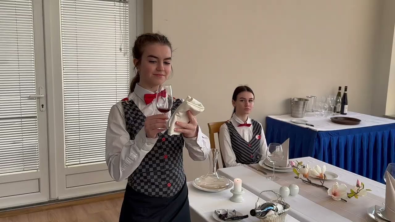 Servis červeného vína ležící