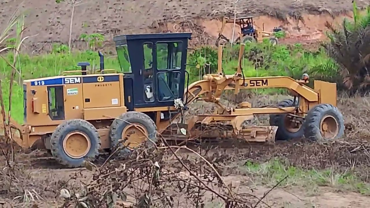 Máquina arrumando a estrada no canavial