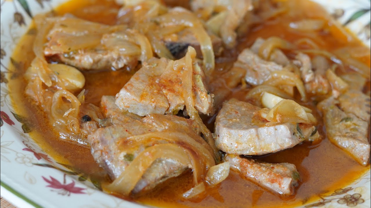 Atún encebollado