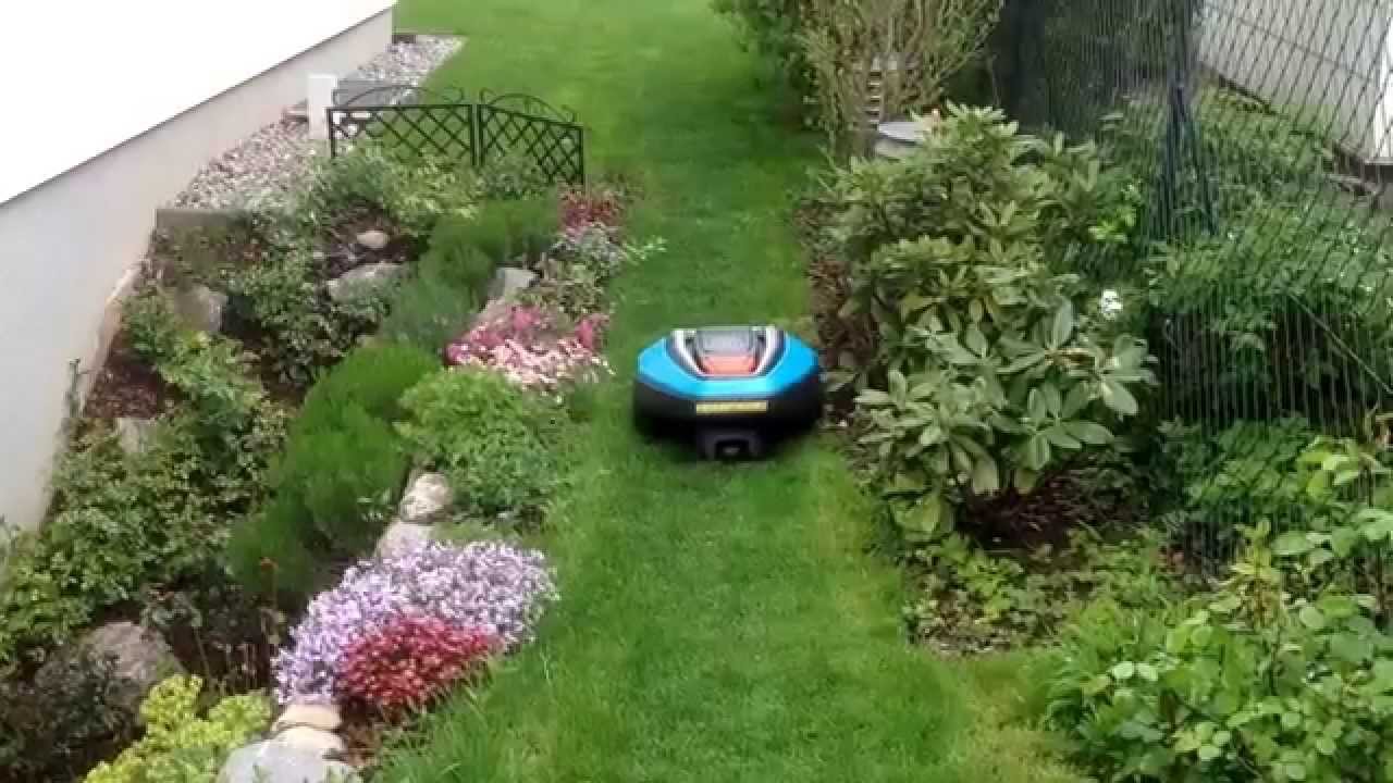 Gardena R70li in schmaler Passage fährt entlang Suchdraht