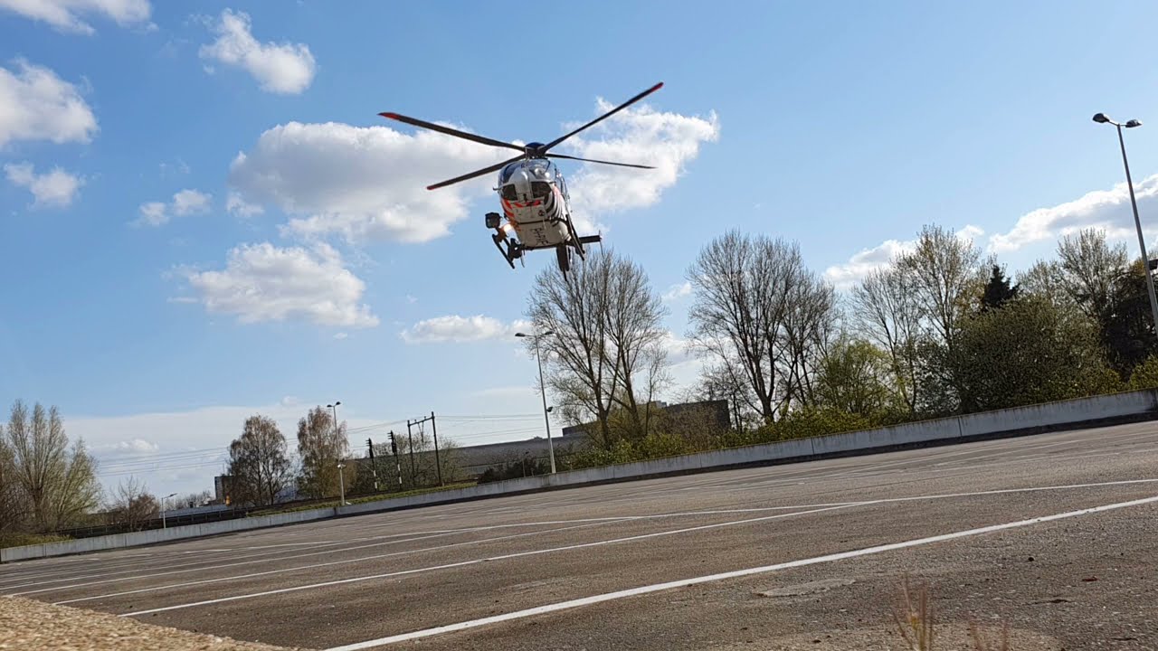 *** ZULU *** politiehelikopter (ph-pxf) stijgt op na oefenlanding.