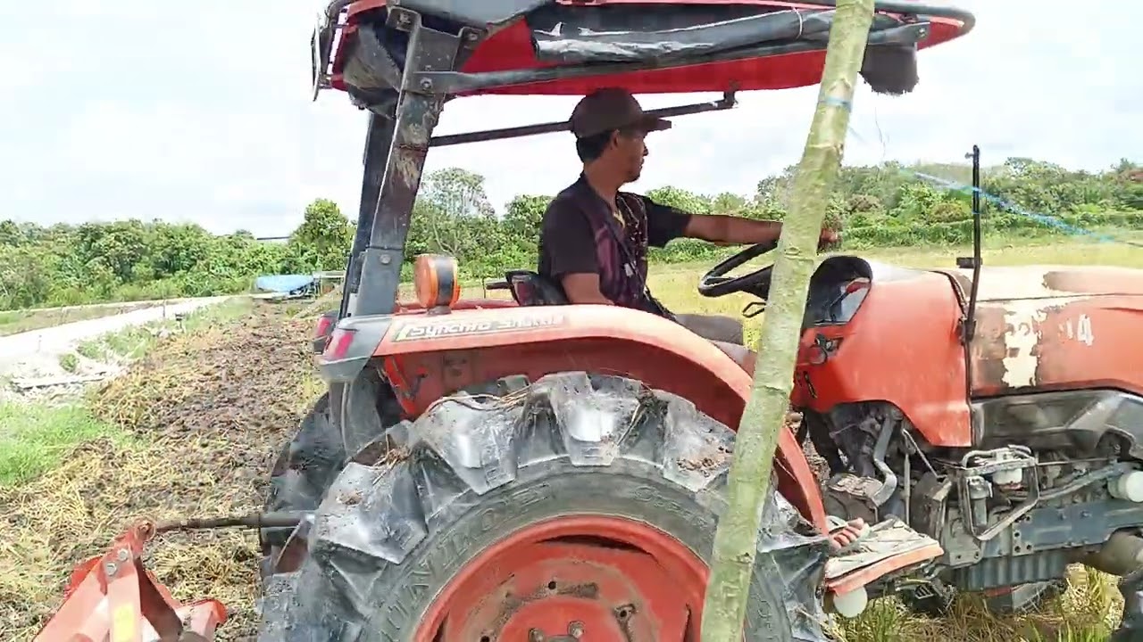Bajak kobota nyiapkan lahan jagung