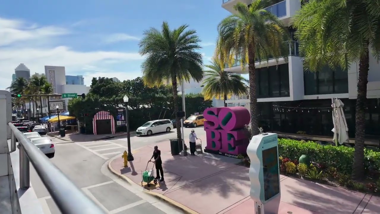 Ngắm thành phố Miami từ xe buýt 2 tầng. 