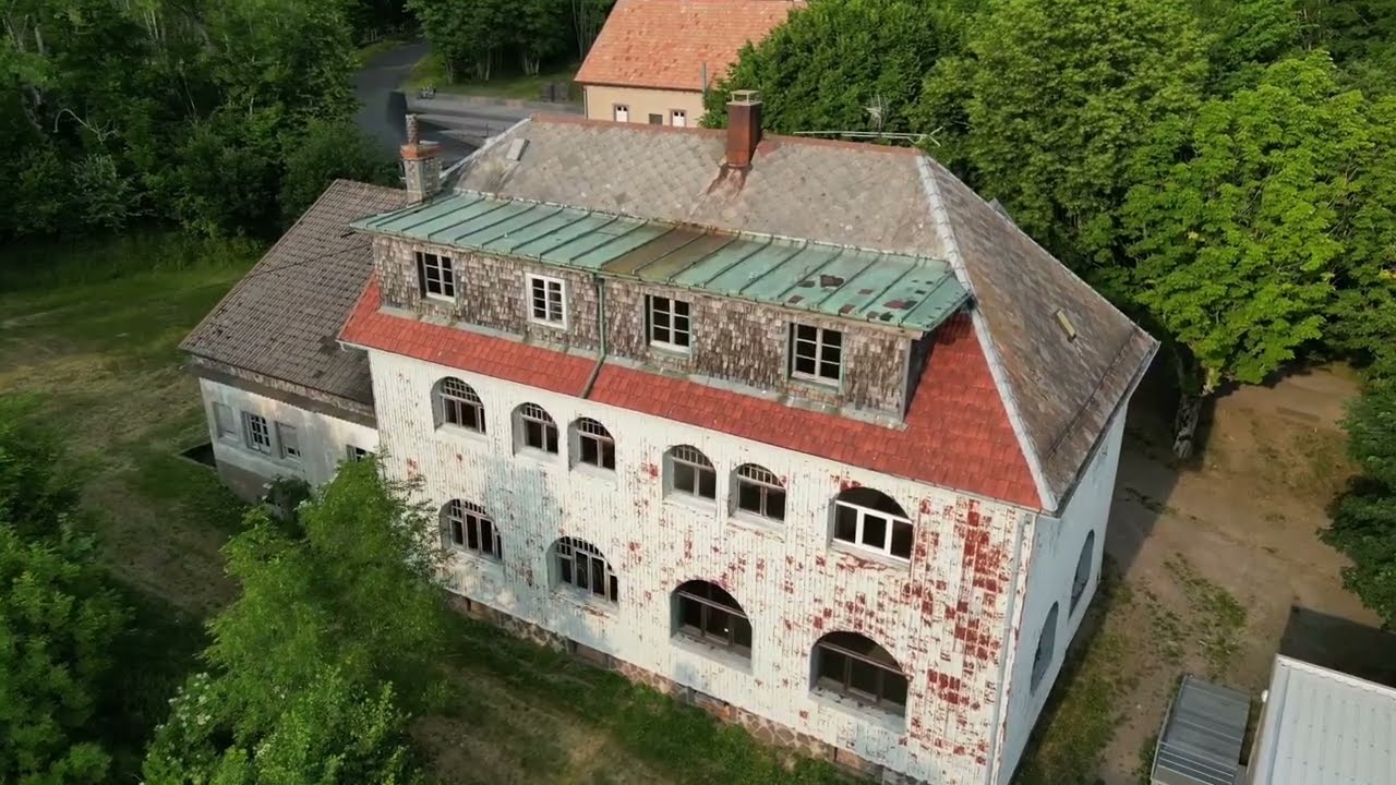 L'auberge et la chambre à gaz du Struthof.