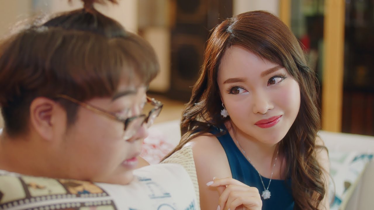 【奇葩组合】美女约宅男玩游戏，石头剪刀布原来可以这么劲爆！