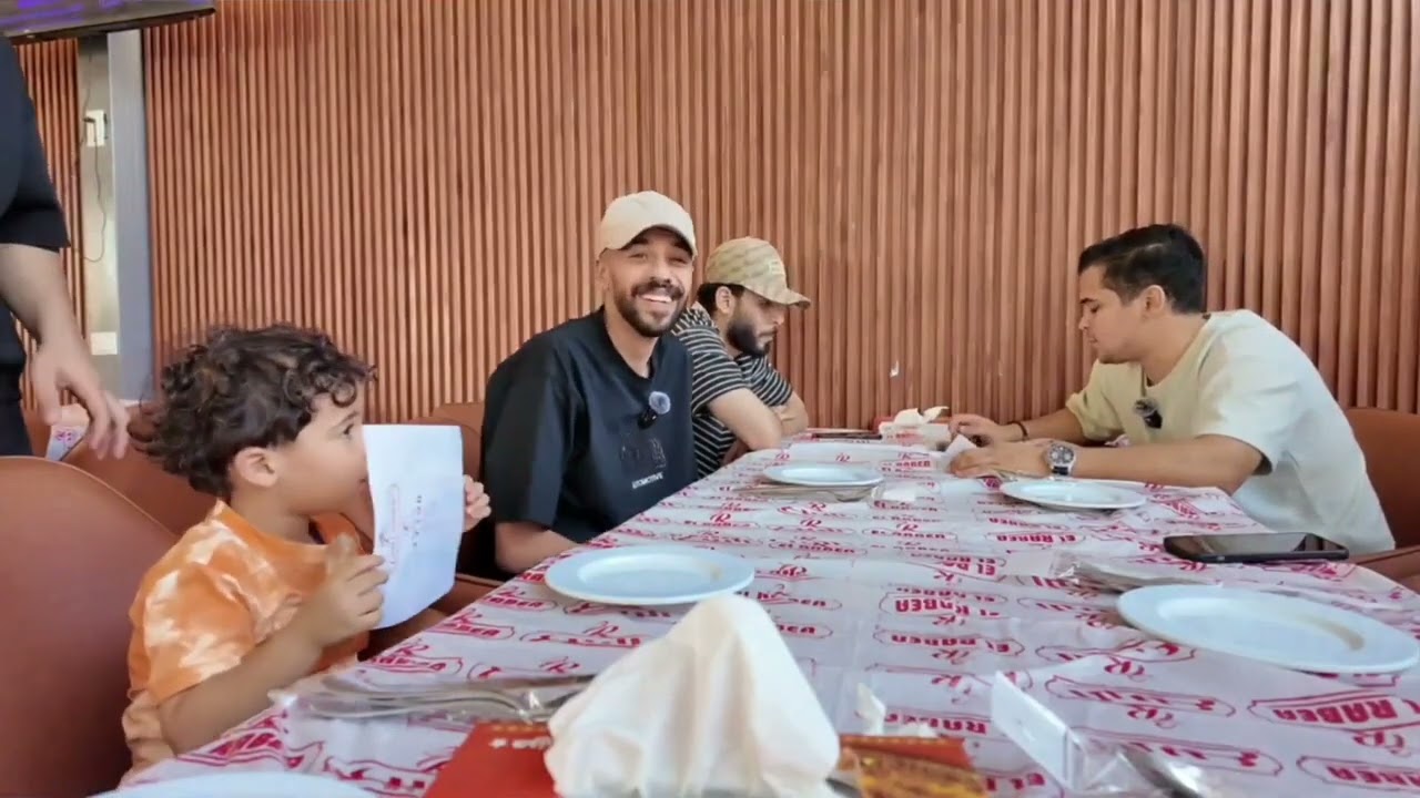 عمرو بياكل مع اصحابو واخواتو في حواوشي الربيع