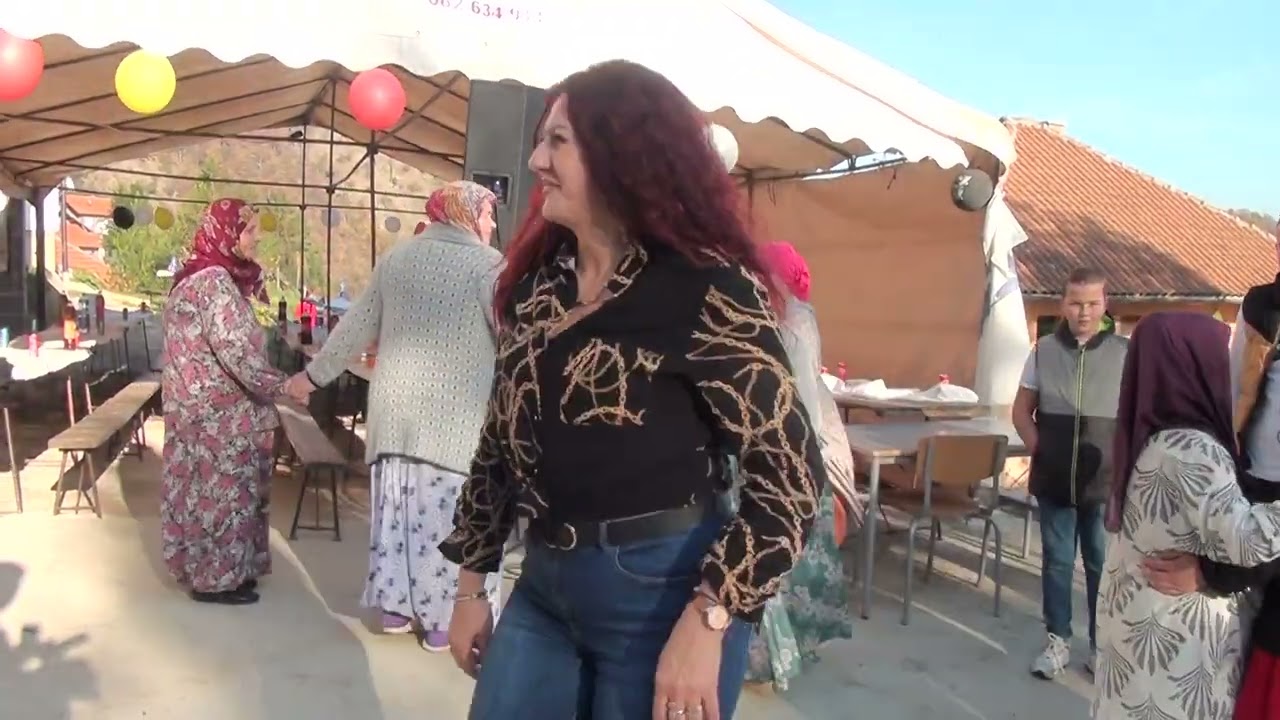 Razigrane Tetke iz željeznog polja.