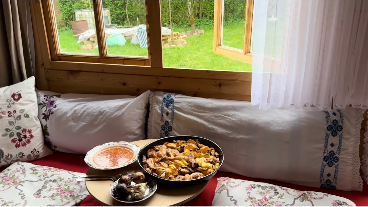 ￼ köy hayatında odun ateşinde sobada tavuklu patates bahçe işleri ￼