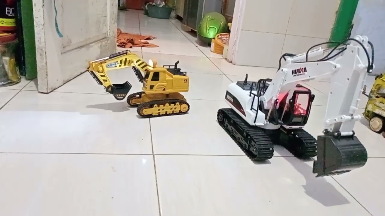 RC HULNA EXCAVATOR VS RC KECIL EXCAVATOR LARI LARI CEPAT  EXCAVATOR IYOU  EXCAVATOR 