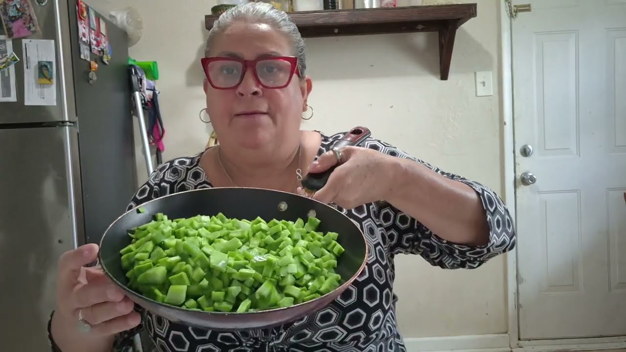 @yolandasvlog17 haciendo nopales con carne