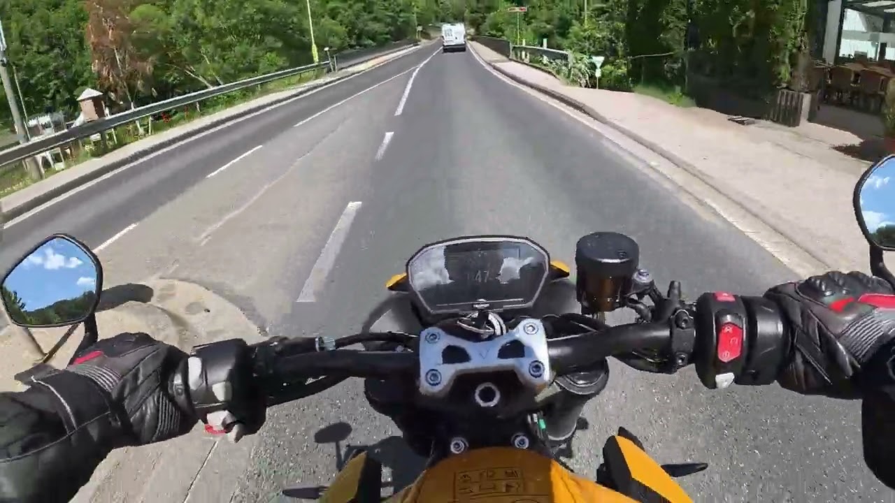Drängelnder Transporter auf der Landstr & Kurven mit der Streety