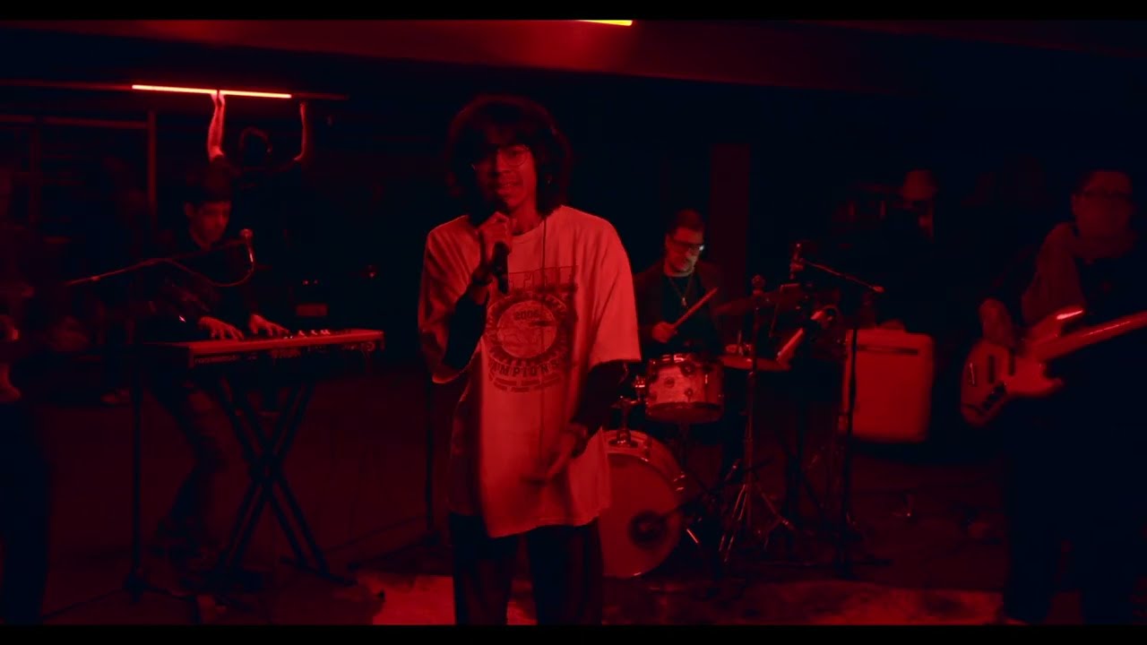 Solo Aquí (En vivo desde una cochera) (Primera toma)